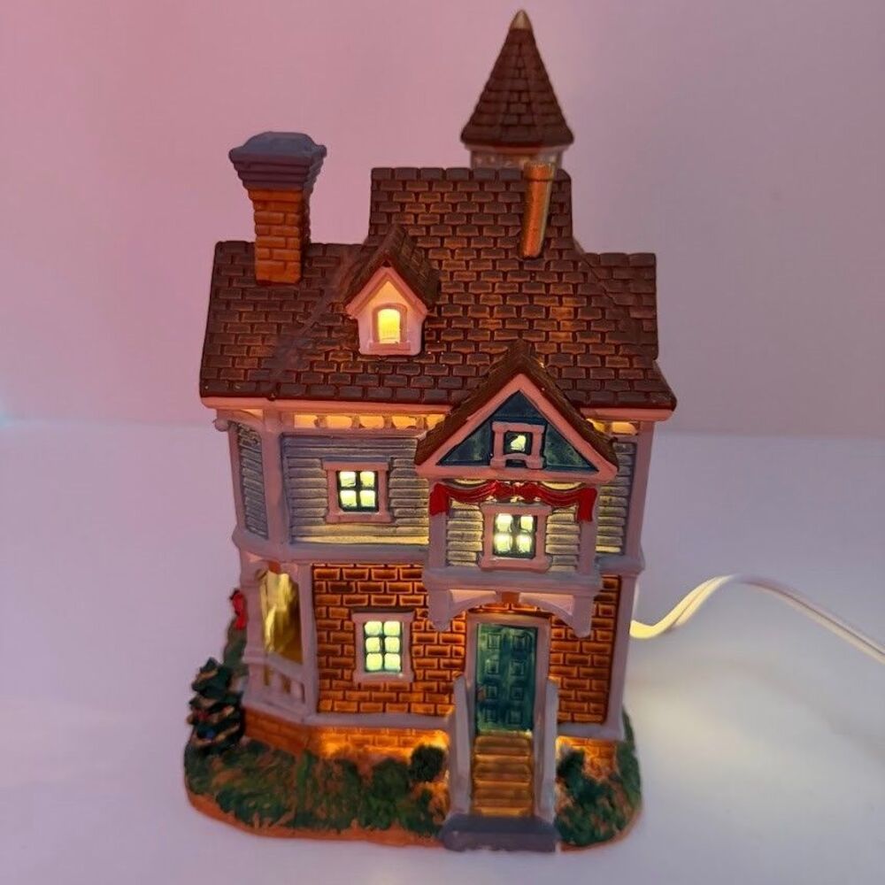 Lemax Christmas Village 2010 Plymouth Corners "Evans Residence" Lighted Building - Picture 4 of 16